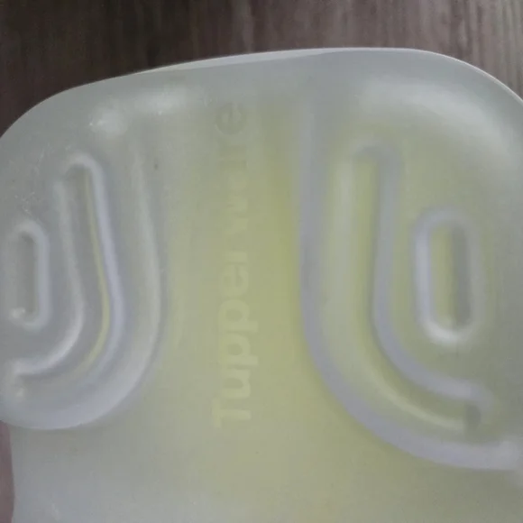 Yellow Lid Food Storage Container - Picture 5 of 7